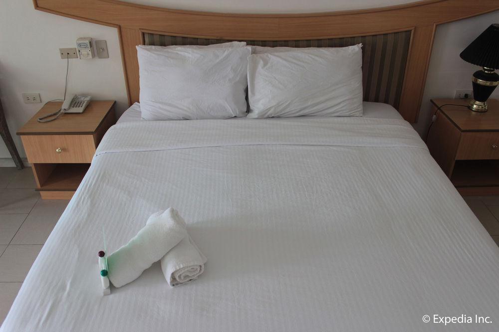 Wild Orchid Beach Resort Olongapo Esterno foto