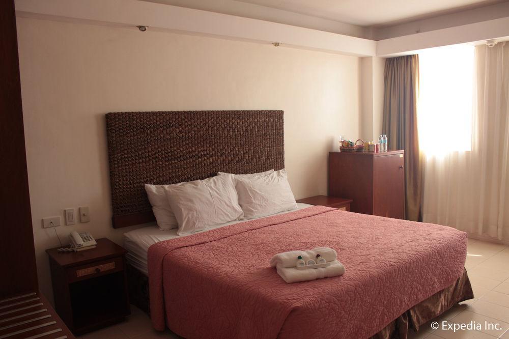 Wild Orchid Beach Resort Olongapo Esterno foto