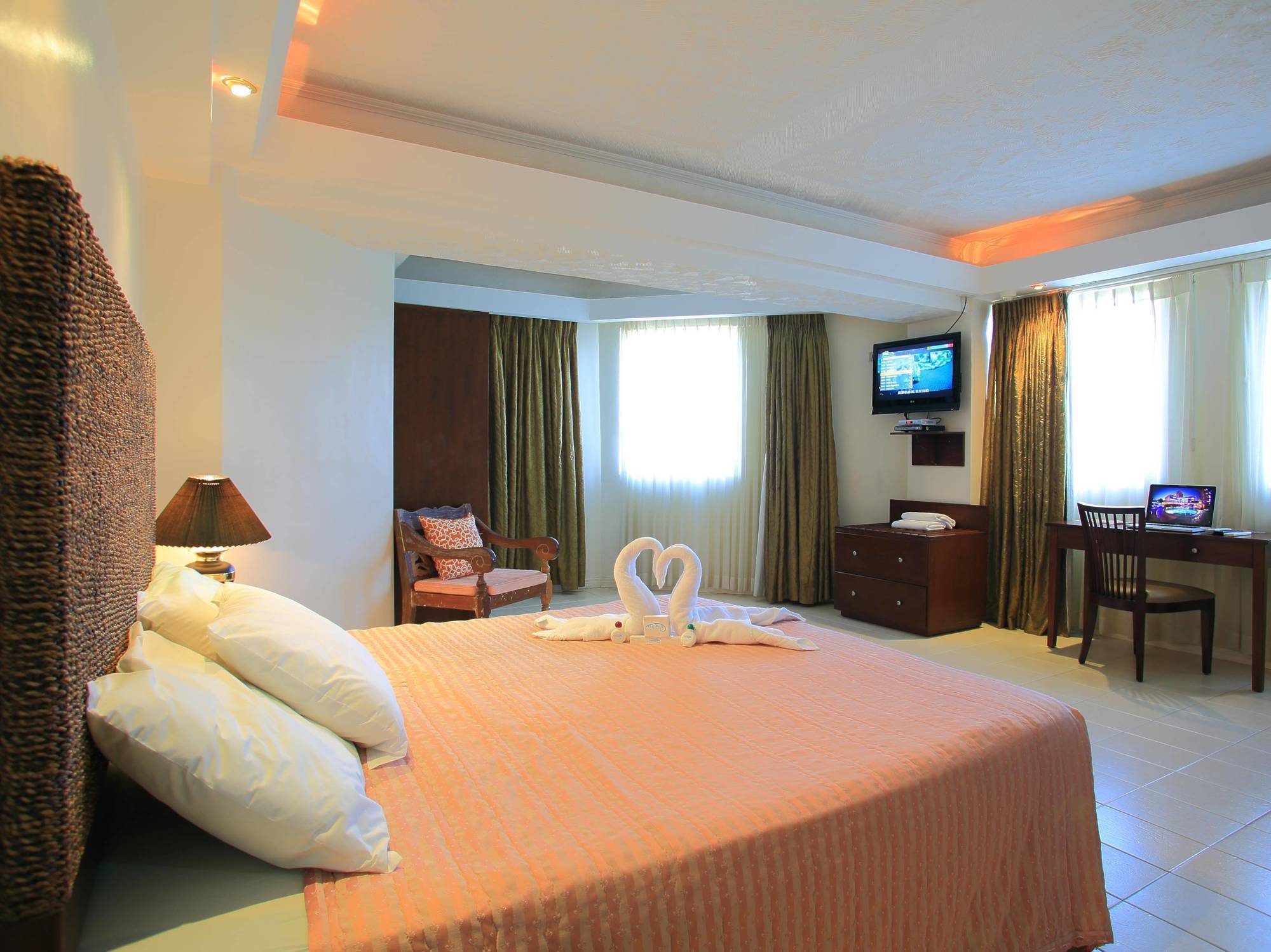 Wild Orchid Beach Resort Olongapo Esterno foto